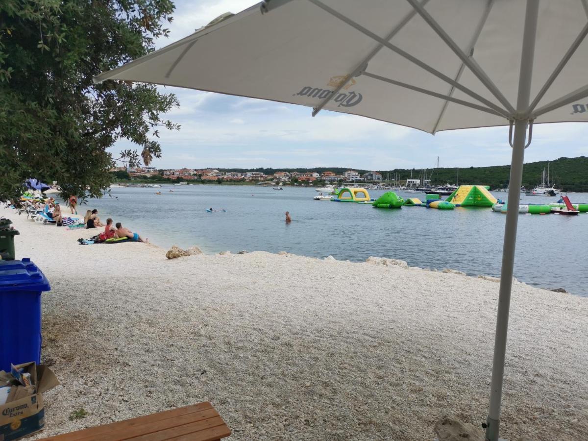 Tatum inny Pula Bagian luar foto